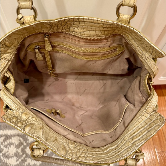 Shoulder bag, light green 
Just little wear on bottom corners 
Dimensions 10x13 - Picture 2 of 4